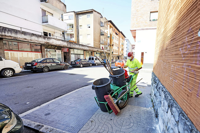 Un operario de la limpieza mientras trabaja en la Inmobiliaria. / Juan Manuel Serrano Arce