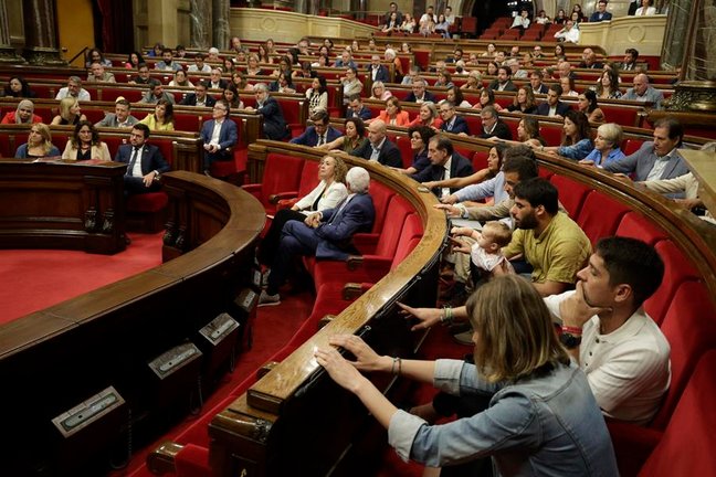Los diputados del Parlamento de Cataluña votan las propuestas de JxCat y ERC para interponer un recurso de inconstitucionalidad contra la ley estatal de vivienda. EFE 7 Quique García