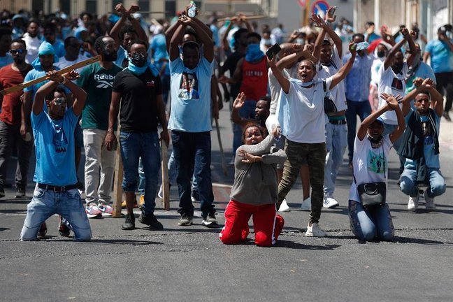 Emigrantes y solicitantes de asilo procedentes de Eritrea protestan en Tel Aviv en una manifestación durante la que se registraron choques con la Policía israelí. EFE / Atef Safadi