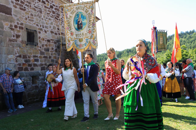 La presidenta de Cantabria, María José Sáenz de Buruaga (i), asiste a la Misa y Pregón de las fiestas de la Virgen de Valencia en Piélagos junto con el alcalde de Piélagos, Carlos Caramés (2i). / Celia Agüero