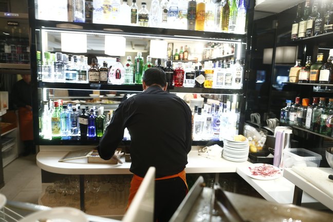 Un camarero detrás de la barra del bar realizando su jornada laboral./ ep