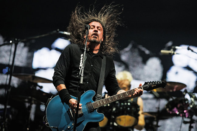 Dave Grohl, de la banda Foo Fighters canta en el Festival The Town hoy, en el Autódromo Interlagos, en Sao Paulo (Brasil). / Isaac Fontana