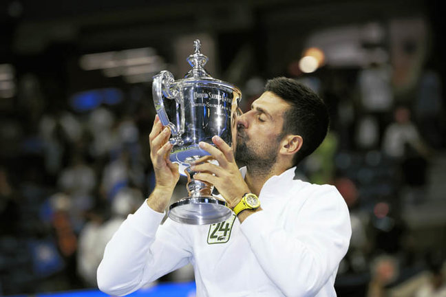 El tenista serbio Novak Djokovic besa su trofeo. / efe