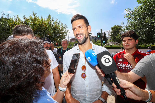 El jugador serbio y número uno del mundo, Novak Djokovic, a su llegada al hotel de Valencia, donde participa en la fase final de la Copa Davis que se juega en el Pabellón de la Fuente de San Luis.EFE/ Ana Escobar
