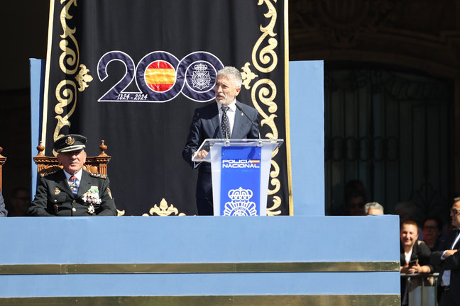 El ministro del Interior en funciones, Fernando Grande-Marlaska, preside los actos centrales del Día de la Policía, en la plaza Mayor de Salamanca. / ALERTA