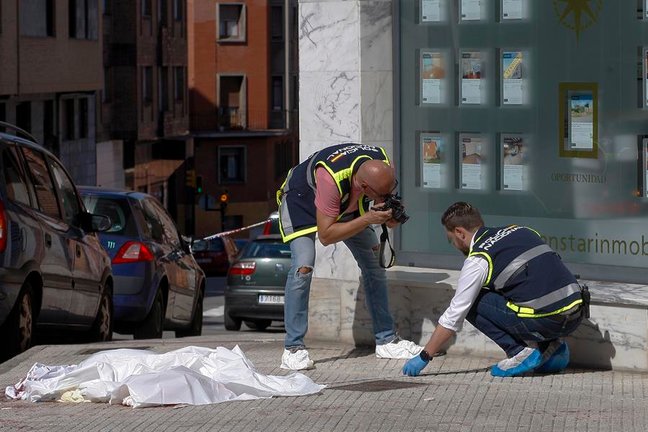 La Policía Local de Gijón ha detenido este miércoles a un hombre que minutos antes había apuñalado mortalmente con un cuchillo a otra persona en el cuello a la puerta del negocio inmobiliario del fallecido, en la calle Campo Sagrado, en Gijón. EFE/ Juan González
