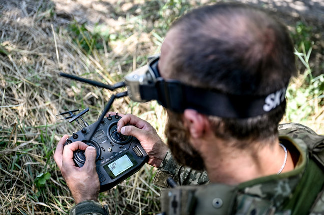 Un militar ucraniano usando un dron. / Dmytro Smolienko