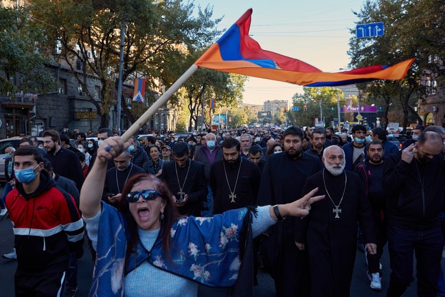Una protesta contra el primer ministro armenio, Nikol Pashinián, en Ereván. / ALEX MCBRIDE
