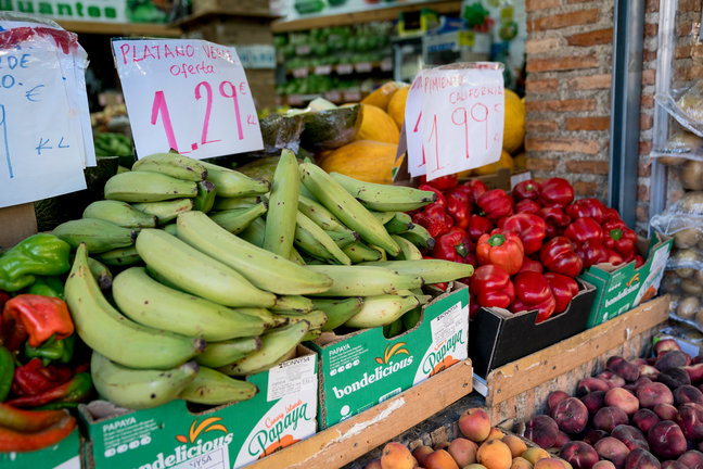 Los precios de la fruta en una tienda. / A.Pérez Meca