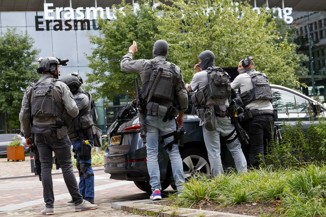 Policías holandeses después del tiroteo provocado por el estudiante. / EFE