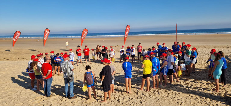 Los más de 60 voluntarios durante la jornada de limpieza de la playa de Berria, en Santoña. / ALERTA