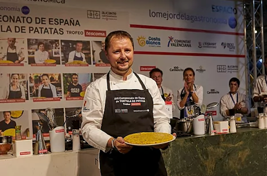 El chef Pedro José Román con la tortilla ganadora.