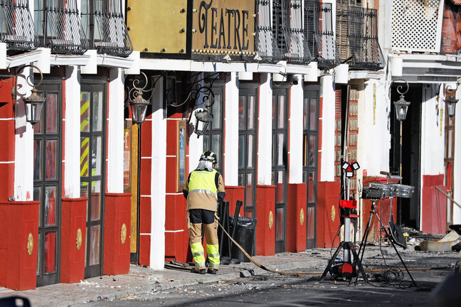 Un bombero trabajando frente a la discoteca Teatre en Murcia tras el incendio. / EDU BOTELLA