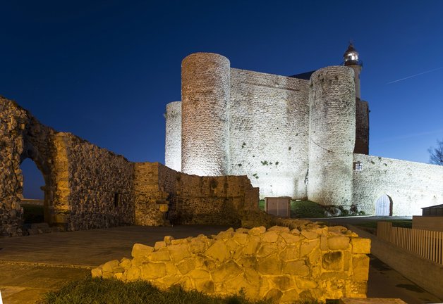 Faro y Castillo de Santa Ana, en Castro Urdiales, Cantabria, (España)