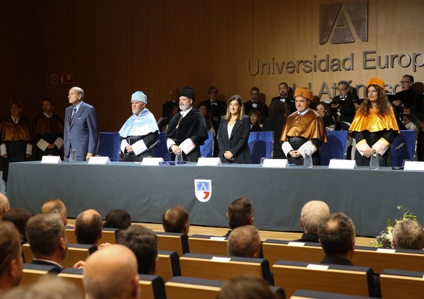 La presidenta de Cantabria en el salón de actos de la Universidad Europea del Atlántico