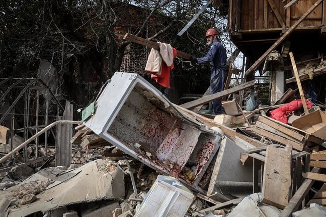 Un hombre busca en los escombros de una casa destruida en un ataque en la región de Zaporiyia. EFE / KATERYNA KLOCHKO