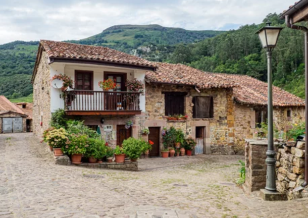 Descubre la Belleza de Carmona en Cantabria: Una Experiencia Completa con Gastronomía y Hospedaje Encantador