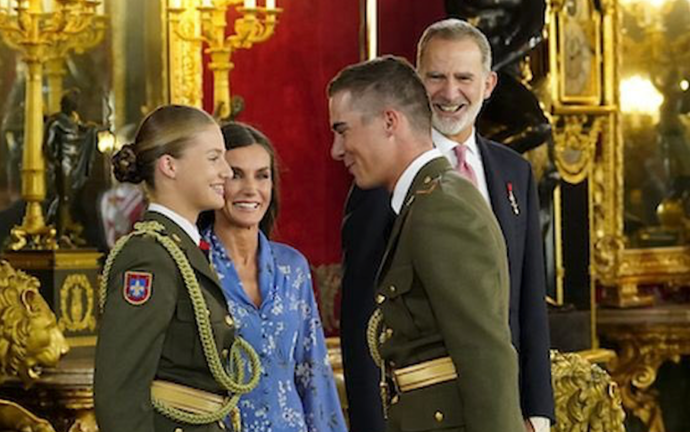 Leonor sonríe a un joven militar.