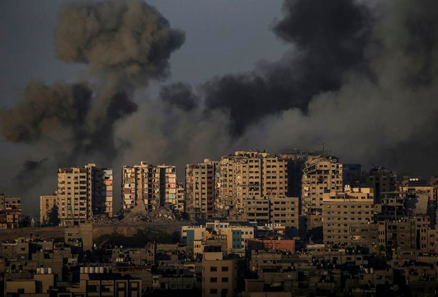 Humo de una explosión después de que militantes de la milicia Ezz Al-Din Al Qassam, el ala militar del movimiento Hamas, lanzaran cohetes desde la costa de la Franja de Gaza hacia Israel en la ciudad de Gaza. EFE / MOHAMMED SABER