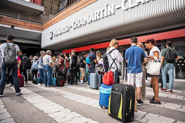 Varias personas en la estación del tren de Chamartín con motivo de la incidencia producida en un tren con destino Alicante. / Matias Chiofalo