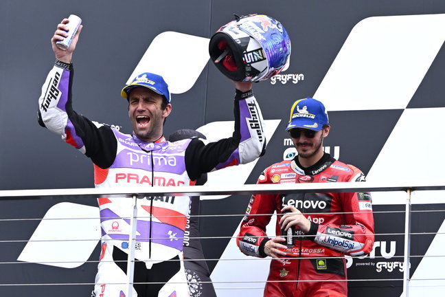 El francés Johann Zarco celebra su triunfo en la prueba de MotoGP, en presencia del italiano Francesco Bagnaia, segundo clasificado y líder del Mundial. / EFE