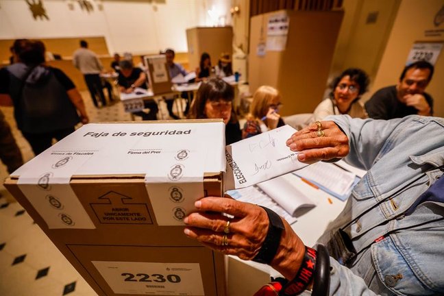Ciudadanos votan en las elecciones generales hoy, en Buenos Aires. EFE / Juan Ignacio Roncoroni