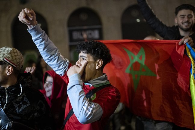 Aficionados marroquíes tras perder el partido de la segunda semifinal del Mundial de Qatar en Barcelona. / EP