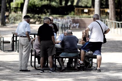 Grupo de jubilados jugando a las cartas en un parque. / ALERTA