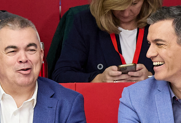 El secretario general del PSOE y presidente del Gobierno en funciones, Pedro Sánchez (c), preside la reunión del Comité Federal, en la sede del PSOE, riéndose alegremente.