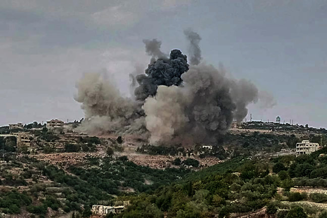 Columna de humo tras un ataque de Israel contra la localidad de Dhaira, en el sur de Líbano. / EP