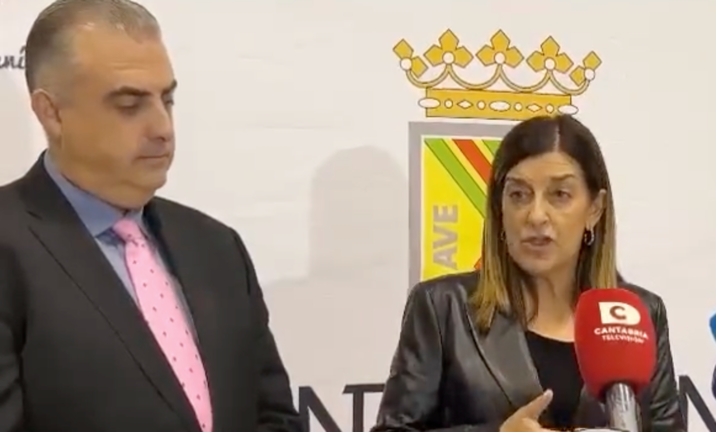 La presidenta de Cantabria, María José Sáenz de Buruaga, junto al consejero de Fomento, Roberto Media, durante la rueda de prensa de ayer en Torrelavega. / A.E.