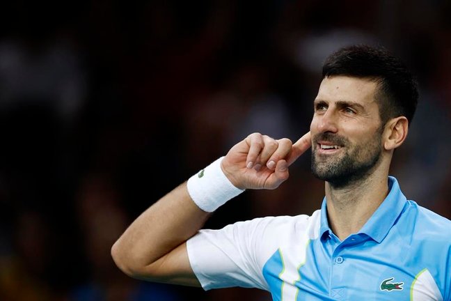 Novak Djokovic de Serbia celebra la victoria en su partido de semifinales contra Andrey Rublev de Rusia en el torneo de tenis Masters de París en París, Francia, 04 de noviembre 2023. (Tenis, Francia, Rusia) EFE/EPA/YOAN VALAT