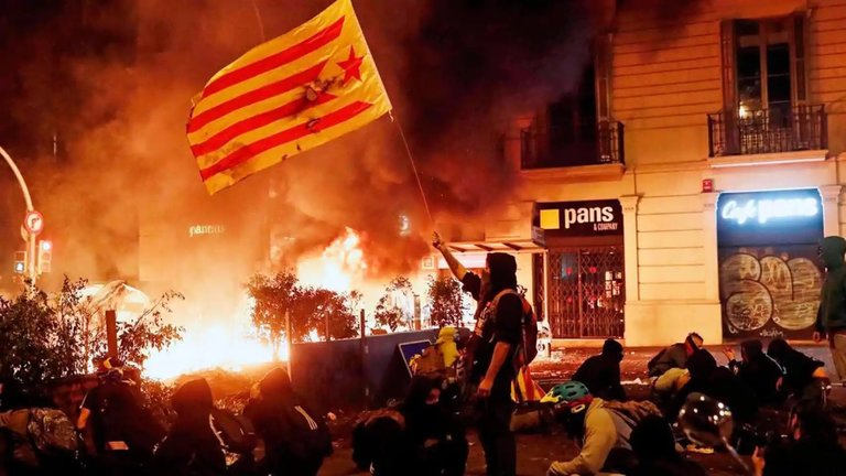 Disturbios contra la sentencia del 1-O en la plaza Urquinaona de Barcelona el 18 de octubre de 2019. CDR / EFE
Disturbios contra la sentencia del 1-O en la plaza Urquinaona de Barcelona el 18 de octubre de 2019. CDR / EFE