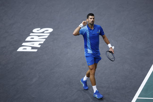 El serbio Novak Djokovic, número 1 del mundo, celebra un punto en el Abierto de París. / YOAN VALAT