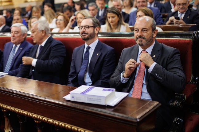 El portavoz del PP en el Senado, Javier Maroto (i) junto al 'popular' Pedro Rollán. / Alejandro Martínez Vélez / Archivo