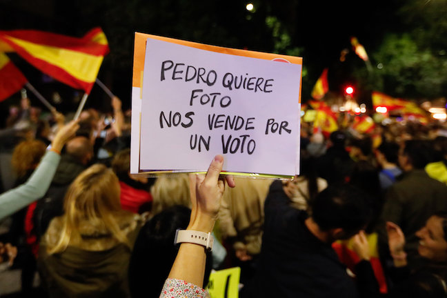 Decenas de personas con pancartas y banderas durante una manifestación en contra de la amnistía, frente a la sede del PSOE en Murcia, a 7 de noviembre de 2023, en Murcia.
Edu Botella / Europa Press