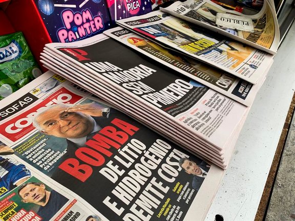 La noticia de la dimisión de Costa, investigado por corrupción, colmó las primeras páginas de los periódicos. EFE / Carlota Ciudad