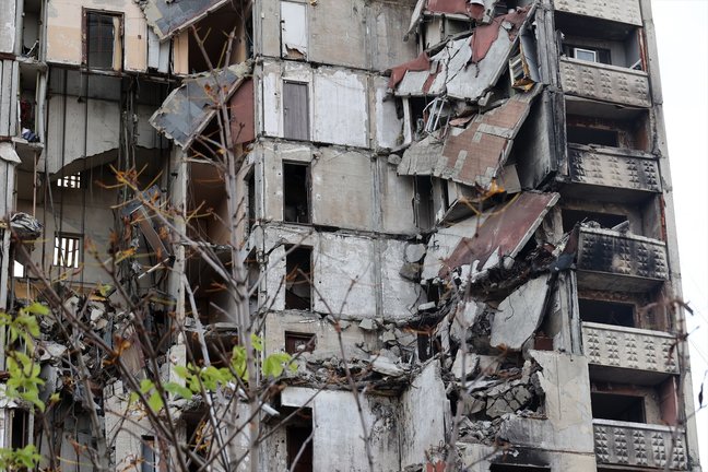 Un edificio residencial destruido por los bombardeos. EP / Vyacheslav Madiyevskyy