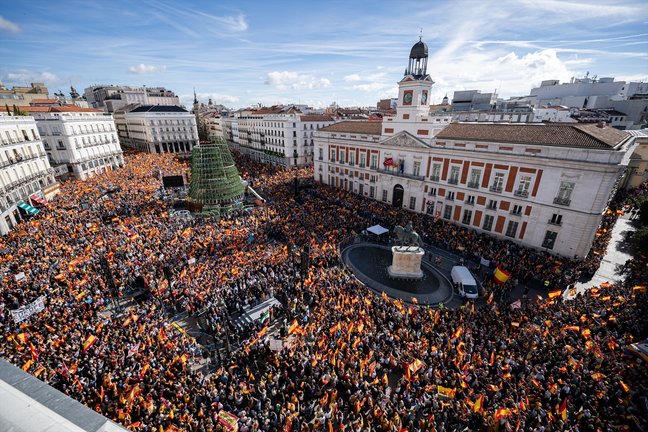 Miles de manifestantes durante una concentración contra la amnistía en la Puerta del Sol en Madrid. EP / Diego Radamés