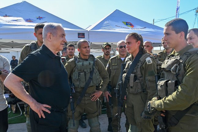 El primer ministro israelí, Benjamín Netanyahu, con soldados. / Kobi Gideon