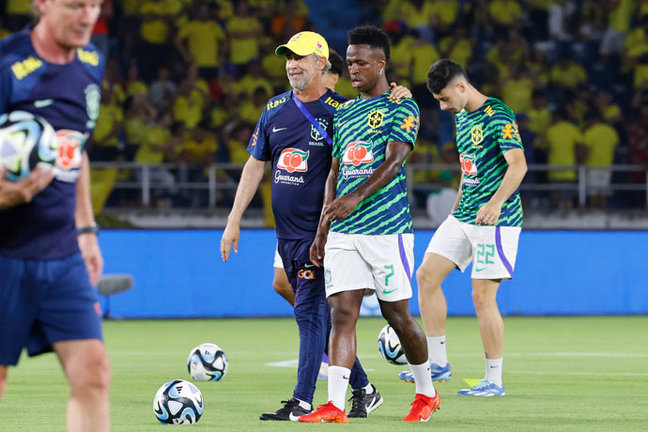 Vinicius se lesiona en el partido entre Brasil y Colombia. EFE/ Mauricio Dueñas Castañeda