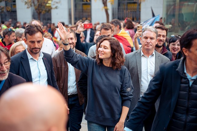 La presidenta de la Comunidad de Madrid, Isabel Díaz Ayuso (c), durante una manifestación contra la amnistía. EP / Gabriel Luengas
