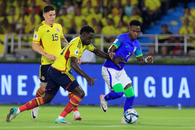 El brasileño Vinícius Júnior (d) durante el partido contra Colombia en el que se lesionó. / EFE/ Ricardo Maldonado Rozo