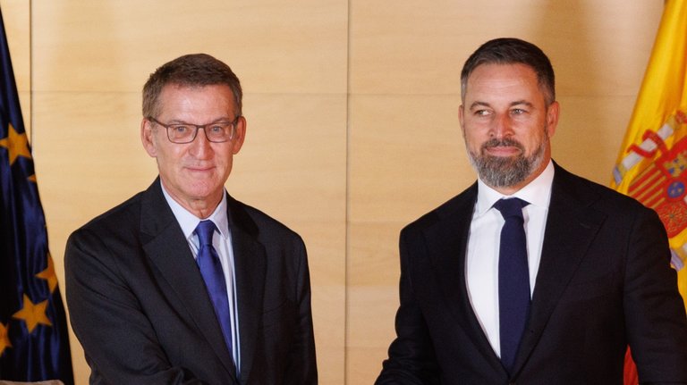 El lider del PP, Alberto Núñez Feijóo (i) y el líder de VOX, Santiago Abascal (d). / EP