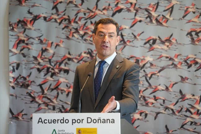 El presidente de la Junta de Andalucía, Juanma Moreno, durante la rueda de prensa tras la firma del acuerdo del protocolo del Parque Nacional de Doñana. EP / Francisco J. Olmo