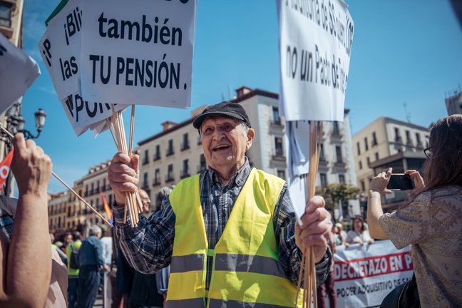 Una persona con pancartas durante una manifestación contra la reforma de pensiones. / Archivo / Gabriel Luengas