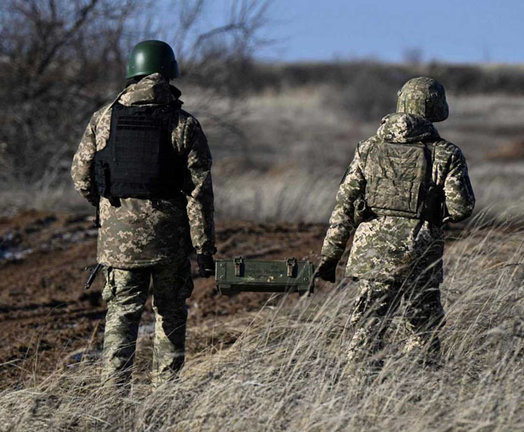 Militares ucranianos participan en un ejercicio de entrenamiento./ efe