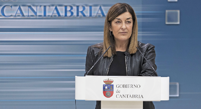 La presidenta de Cantabria, María José Sáenz de Buruaga, durante una rueda de prensa. / Román G. Aguilera