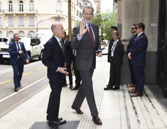 El rey Felipe VI llega al Palacio San Martín en la sede de la Cancillería Argentina para reunirse con el presidente electo Javier Milei, hoy en Buenos Aires (Argentina). / Matias Martín Campaya