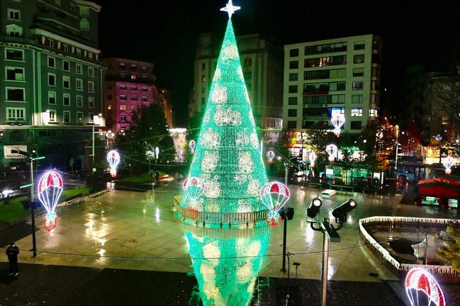 Vista de un árbol de Navidad en Santander. / Alerta